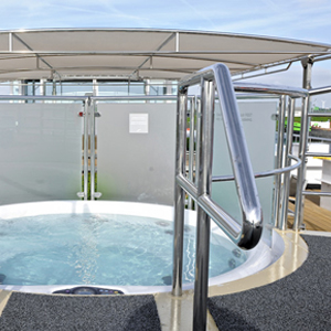 Avalon Visionary river cruise ship - Whirlpool tub on the Skydeck